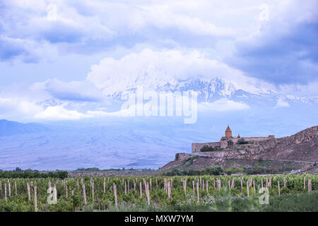 17. jahrhundert alten Kloster von Khor Virap mit Berg Ararat im Hintergrund an einem bewölkten Sommermorgen. Ararat Plain, Armenien. Stockfoto