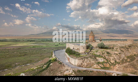 17. jahrhundert alten Kloster von Khor Virap mit Berg Ararat im Hintergrund an einem bewölkten Sommermorgen. Ararat Plain, Armenien. Stockfoto