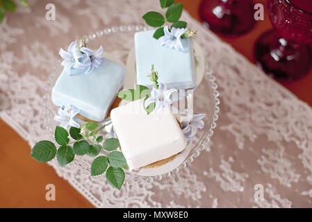 Quadratische Form Spiegel glasierten Kuchen in Kristall vase Stockfoto