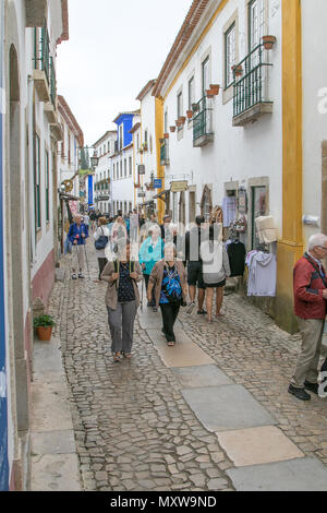 Touristen entlang einer Straße in Obidos, Portugal. Stockfoto