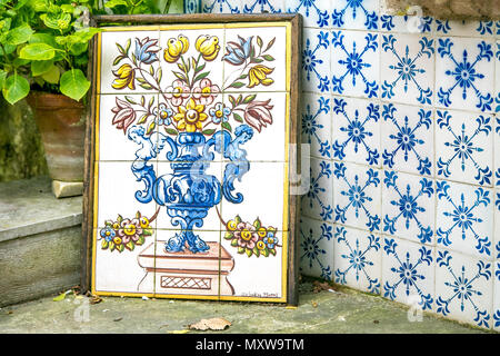 Portugiesische Fliesen Kunstwerk für den Verkauf auf den Straßen von Obidos, Portugal. Stockfoto