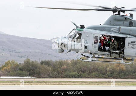 Santa fliegt über die Familien von 9 Kommunikation Bataillon, ich Marine Expeditionary Force, in einer UH-1Y Huey vom Marine Light Attack Helicopter Squadron 469, auf dem Flugdeck der Marine Corps Air Station Camp Pendleton während das Bataillon Holiday Party auf Camp Pendleton, Calif., 10.12.2016. (U.S. Marine Corps Foto von Cpl. Brian Bekkala) Stockfoto