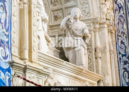 Innenraum der Igreja de Santa Maria - Saint Mary's Church in Obidos, Portugal. Stockfoto