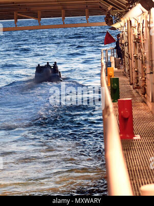 161209-N-ME 988-922 ATLANTIK (31. 09, 2016) - Special Warfare Combatant - Handwerk Besatzungsmitglieder (SWCC) mit speziellen Boot Team (SBT) 20 Die gut deck Abfahrt an Bord der Amphibischen dock Landung Schiff USS Carter Hall (LSD 50). Die Mannschaft praktiziert Festmachen und das Manövrieren ihre Fertigkeit im Inneren des Schiffes und Deck. Carter Hall ist unterwegs mit den Bataan amphibischen Readiness Group (ARG) Teilnahme an ARG/Marine Expeditionary Unit Übung (ARG/MEUEX). (U.S. Marine Foto von Petty Officer 1st Class Darren M. Moore/Freigegeben) Stockfoto