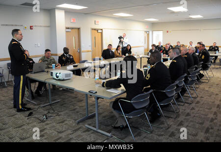 Oberst Richard Erenbaum, Kongreß gesetzgebende Verbindung für die Armee Finden 99th Regional Support Command, startet eine Fähigkeiten Briefing für die Föderalen Kongreß Mitarbeiter Dez. 9 an den Generalmajor Maurice Rose Streitkräfte finden Zentrum in Middletown, Connecticut. Generalmajor Troy D. Kok, 99th RSC kommandierender General, Gastgeber der Veranstaltung, um den Kongreßmitgliedern eindeutige Rollen der Armee Finden und Fähigkeiten, die zivilen Behörden Unterstützung bei Naturkatastrophen zu verstehen. Stockfoto