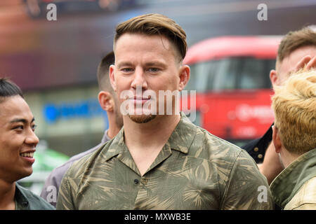 Channing Tatum abgebildet mit Tänzern von Magic Mike Live im Piccadilly