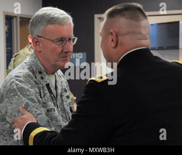 Generalmajor Troy D. Kok, Kommandierender General der Armee Finden 99th Regional Support Command, trifft sich mit Generalmajor Thaddeus J. Martin, Adjutant General für die Connecticut National Guard, während einer Fähigkeiten Briefing für die Föderalen Kongreß Mitarbeiter Dez. 9 an den Generalmajor Maurice Rose Streitkräfte finden Zentrum in Middletown, Connecticut. Kok Gastgeber der Veranstaltung, um den Kongreßmitgliedern eindeutige Rollen der Armee Finden und Fähigkeiten, die zivilen Behörden Unterstützung bei Naturkatastrophen zu verstehen. Stockfoto