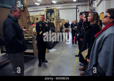 Generalmajor Troy D. Kok, Kommandierender General der Armee Finden 99th Regional Support Command, Touren eine Armee finden Wartung Service nach einem Fähigkeiten Briefing für die Föderalen Kongreß Mitarbeiter Dez. 9 an den Generalmajor Maurice Rose Streitkräfte finden Zentrum in Middletown, Connecticut. Kok Gastgeber der Veranstaltung, um den Kongreßmitgliedern eindeutige Rollen der Armee Finden und Fähigkeiten, die zivilen Behörden Unterstützung bei Naturkatastrophen zu verstehen. Stockfoto