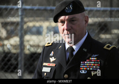 Generalmajor Troy D. Kok, Kommandierender General der Armee Finden 99th Regional Support Command, beherbergt eine Fähigkeiten Briefing für die Föderalen Kongreß Mitarbeiter Dez. 9 an den Generalmajor Maurice Rose Streitkräfte finden Zentrum in Middletown, Connecticut, Um den Kongreßmitgliedern eindeutige Rollen der Armee Finden und Fähigkeiten, die zivilen Behörden Unterstützung bei Naturkatastrophen zu verstehen. Stockfoto
