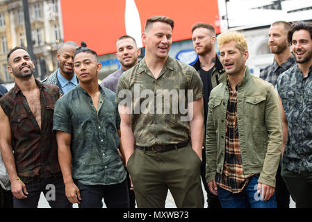 Channing Tatum abgebildet mit Tänzern von Magic Mike Live im Piccadilly