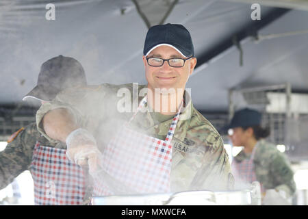 Spc. Nicholas Jerman, 364 Expeditionary Sustainment Command, bereitet Essen für die Yama Sakura 71 Iron Chef Schlacht Wettbewerb auf Lager Kengun, Japan, Dez. 5, 2016. Stockfoto