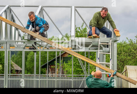 Kaukasische Mann führt Dacharbeiten Stockfoto