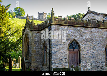St. Edmund's Church, Castleton im Peak District mit Peveril Castle auf dem Hügel im Hintergrund Stockfoto