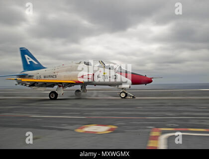 161209-N-VH 385-068 ATLANTIK (31. 9, 2016) ein T-45C Goshawk vom Training Air Wing (TRAWING) 1 aus dem Flight Deck der Flugzeugträger USS George Washington (CVN 73) gestartet wird. George Washington, homeported in Norfolk unterwegs ist die Durchführung von Carrier Qualifikationen in den Atlantischen Ozean. (U.S. Marine Foto von Petty Officer 3. Klasse Wyatt L. Anthony) Stockfoto