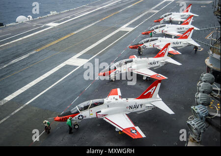 161210-N-EH 855-008 ATLANTIK (31. 10, 2016) die Piloten werden vor der Flugverfahren in T-45 C Habicht vom Training Air Wing (TRAWING) 1 auf dem Flugdeck der Flugzeugträger USS George Washington (CVN 73). George Washington, homeported in Norfolk ist unterwegs in den Atlantischen Ozean. (U.S. Marine Foto von Petty Officer 2nd class Bryan Mai/Freigegeben) Stockfoto