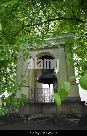 Grosse Glocke außerhalb der Suomenlinna Kirche an der Festung Suomenlinna maritime, Helsinki, Finnland, 27. Mai 2018 Stockfoto