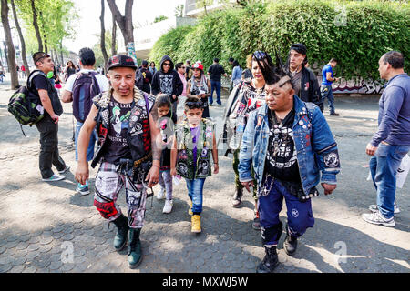 Mexiko-Stadt, hispanische ethnische Buenavista, Nachbarschaft, Subkultur, moderne Punk-Szene, Aussehen, Ästhetik, Mann Männer männlich, Frau weibliche Frauen, Jungen, Kid Kid Stockfoto