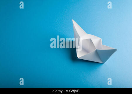 Boot Papier origami auf blauem Hintergrund studio Shot Stockfoto