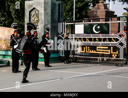 Die marschierenden Pakistanischen Wachen in nationalen Uniform an der Zeremonie zur Senkung der Flaggen - 04-05-2015 Grenze zwischen Pakistan und Indien, Wagah, Lahore, Stockfoto