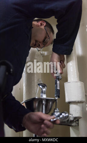 161213-N-BR 087-027 PAZIFISCHEN OZEAN (31. 13, 2016) Seaman Roger Shifflett, aus Detroit, behebt ein kaltes Trinkwasser Einlass auf ein Brunnen an Bord der USS John C Stennis (CVN 74). John C Stennis ist unterwegs Routine Ausbildung in der dritten Flotte Verantwortungsbereich durchzuführen. (U.S. Marine Foto von Petty Officer 3. Klasse Cole C. Pielop/Freigegeben) Stockfoto