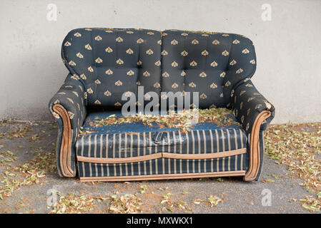 Alten verfallenen und verlassenen retro Style blau Sessel in der Straße. Stockfoto