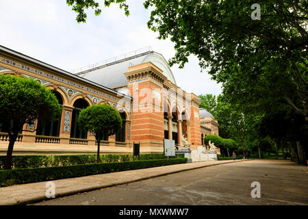 Palacio de Velazquez, Parque del Buen Retiro, Madrid, Spanien. Mai 2018 Stockfoto