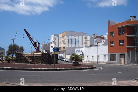 Ein alter Kran vom Hafen Aktivitäten der Küstenstadt Gran Tarajal, Fuerteventura, Spanien Stockfoto