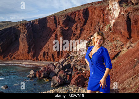 Junge Frau auf Rot, vulkanischen Strand von Santorini, Griechenland Stockfoto