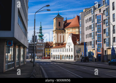 Alte Kathedrale des Hl. Johannes von Matha und hl. Felix von Valois als Dreifaltigkeit Kirche in Bratislava, Slowakei bekannt. Michael's Gate Tower im Hintergrund Stockfoto