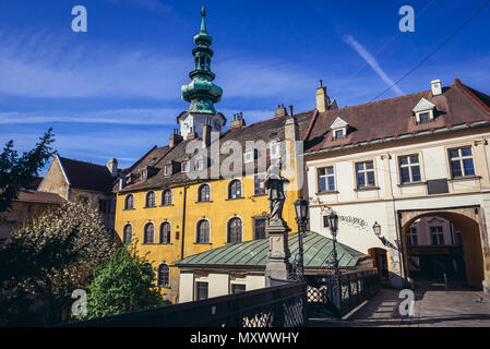 Blick von oberhalb des Barbican Bratislava Wassergraben mit Turm von Michael's Gate, Teil der mittelalterlichen Stadtbefestigung, Altstadt in Bratislava, Slowakei Stockfoto