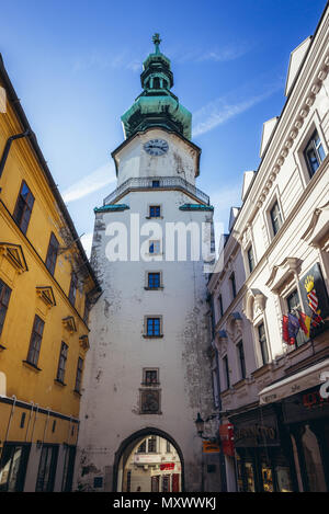 Turm von Michael's Gate, Teil der mittelalterlichen Stadtbefestigung in der Altstadt von Bratislava, Slowakei Stockfoto