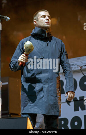 Liam Gallagher live auf der Bühne bei einem Solo. Liam Gallagher live, Liam Gallagher nach Oasis, Liam Gallagher solo, Liam Gallagher Sänger. Stockfoto