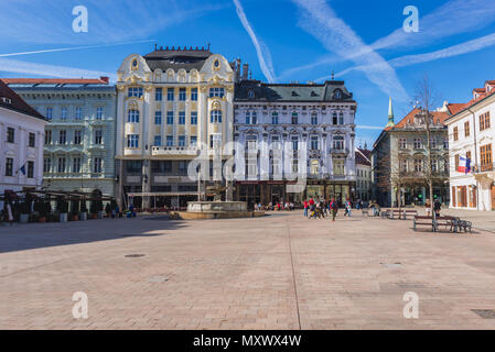 Hauptplatz mit Roland Brunnen in der Altstadt von Bratislava, Slowakei Stockfoto