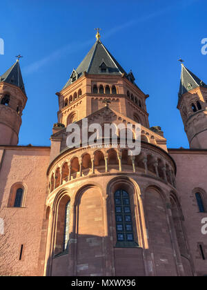 Historische Mainzer Dom nach Sonnenaufgang vor einem blauen Himmel Stockfoto