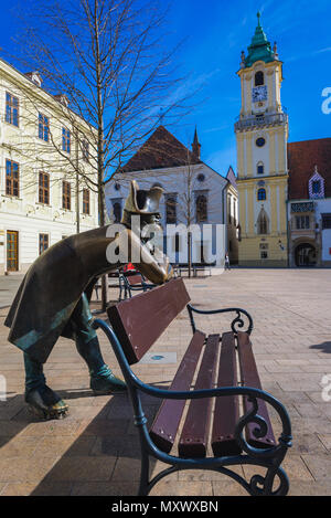 Statue von Napoleon's Army Soldat auf dem Hauptplatz der Altstadt in Bratislava, Slowakei, Altes Rathaus und Jesuitenkirche auf Hintergrund Stockfoto