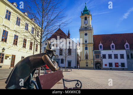 Statue von Napoleon's Army Soldat auf dem Hauptplatz der Altstadt in Bratislava, Slowakei, Altes Rathaus und Jesuitenkirche auf Hintergrund Stockfoto