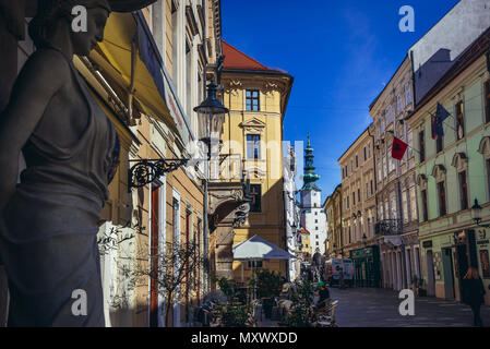 Turm von Michael's Gate, Teil der mittelalterlichen Stadtbefestigung auf die Altstadt in Bratislava, Slowakei, Ansicht von Michalska Straße Stockfoto