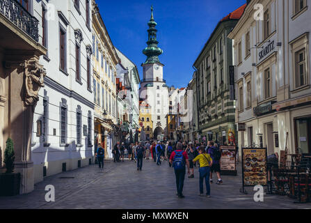 Turm von Michael's Gate, Teil der mittelalterlichen Stadtbefestigung auf die Altstadt in Bratislava, Slowakei, Ansicht von Michalska Straße Stockfoto