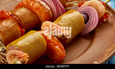 Gegrillte Garnelen und Andouille Fleischspieße Nahaufnahme Stockfoto