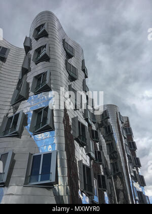 Düsseldorf, Deutschland - 17 April 2017: Fassade von Gehry Gebäude am Medienhafen in Düsseldorf Stockfoto
