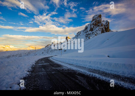 Snowy Mountain Road im Winter Landschaft in der Nähe von Passo Giau in Dolomiten, Italien Stockfoto