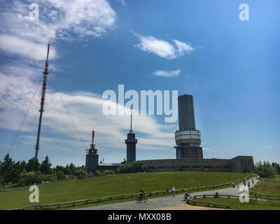 Schmitten, Deutschland - 15. Juni 2017: mehrere Gebäude, Sender Mast und Sendemast auf dem Feldberg im Taunus, Deutschland. Stockfoto