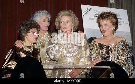 Estelle Getty, Betty White, Rue McClanahan Beatrice Arthur und der Golden Girls in New York City in 1986. Quelle: Walter McBride/MediaPunch Stockfoto