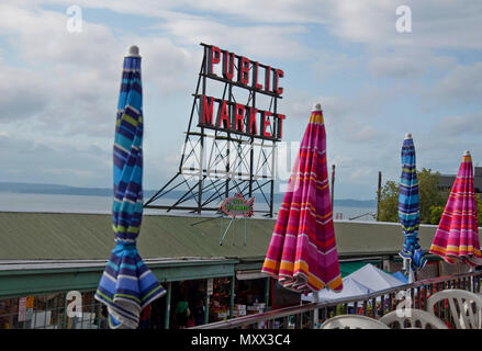 Diese horizontale Lager Bild ist der berühmte Pike Place Market, mit dem Schild, auf dem öffentlichen Markt gegen eine leicht bewölkten Tag. Reihen von bunten Stockfoto