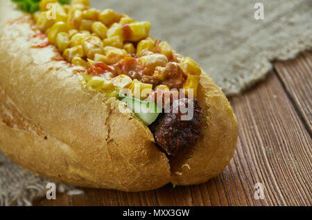 Texas Chili Hund - gekrönt mit herzhaften Texas Chili, frisch geriebener Käse und süße Zwiebel gehackt. Stockfoto