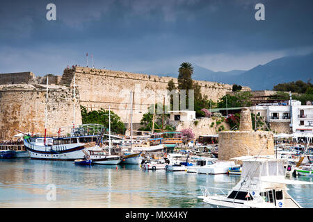 Der Blick über den alten Hafen Kyrenia auf der Burg in der Türkischen Republik Nordzypern. Stockfoto
