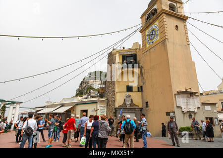 Clock Tower, Bell Tower oder Campanile in der Piazza Umberto, auf der Insel Capri, Kampanien, Italien Stockfoto