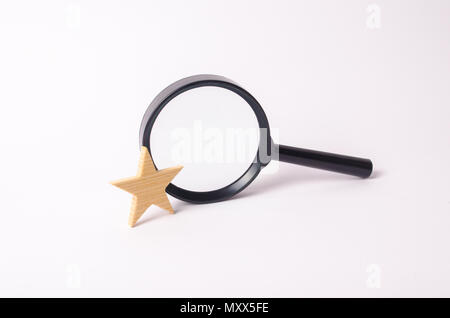 Lupe und Holz- Golden Star auf einem weißen Hintergrund. Hier finden Sie Informationen und Dinge, spezielle Suchfunktionen. Hohen Service Level, excell Stockfoto