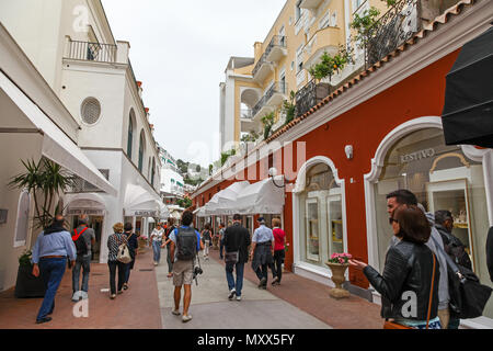 Via Camerelle, die teuren, up-market Shopping Street, wo Sie Designer Labels auf der Insel Capri, Italien zu verkaufen Stockfoto
