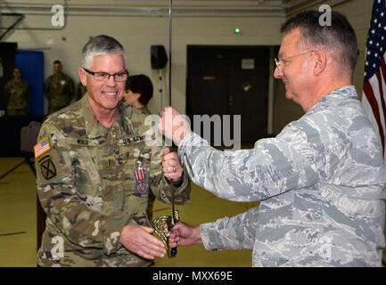 Chief Warrant Officer 5 Robert Wold, die ausgehende Befehl Chief Warrant Officer der New York Army National Guard (links), die Hände ein zeremonielles Schwert zu Generalmajor Anthony Deutsch, der Adjutant General von New York (rechts), während eine Änderung der Behörde Festakt in New York National Guard Sitz hier am 9. Chief Warrant Officer 4 Jeffrey Schirmer übernahm Chief Warrant Officer Aufgaben während der Zeremonie. Schirmer, ein Leicester N.Y. Bewohner und ein Veteran von zwei Kriege, ist verantwortlich für die Rekrutierung Unteroffiziere der 286 Positionen in der New York Army National Guard zu füllen. Stockfoto